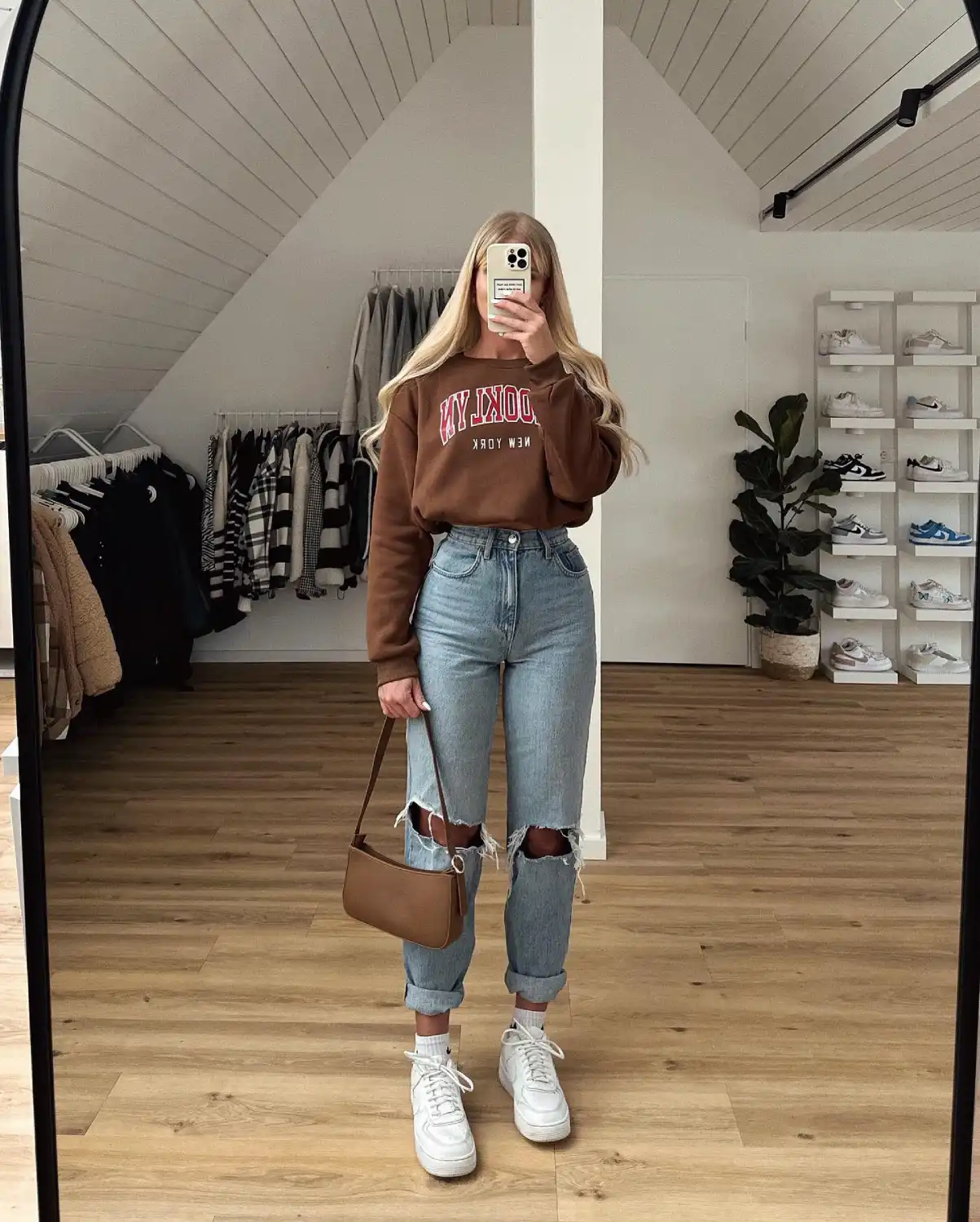 Brooklyn Sweatshirt Ripped Mom Jeans