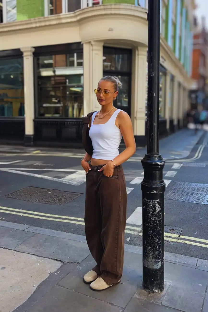 Casual chic outfit with white tank top and brown jeans - Inspiration 3