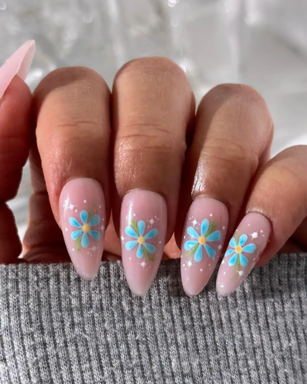 Blue daisy almond nails - Inspiration 2