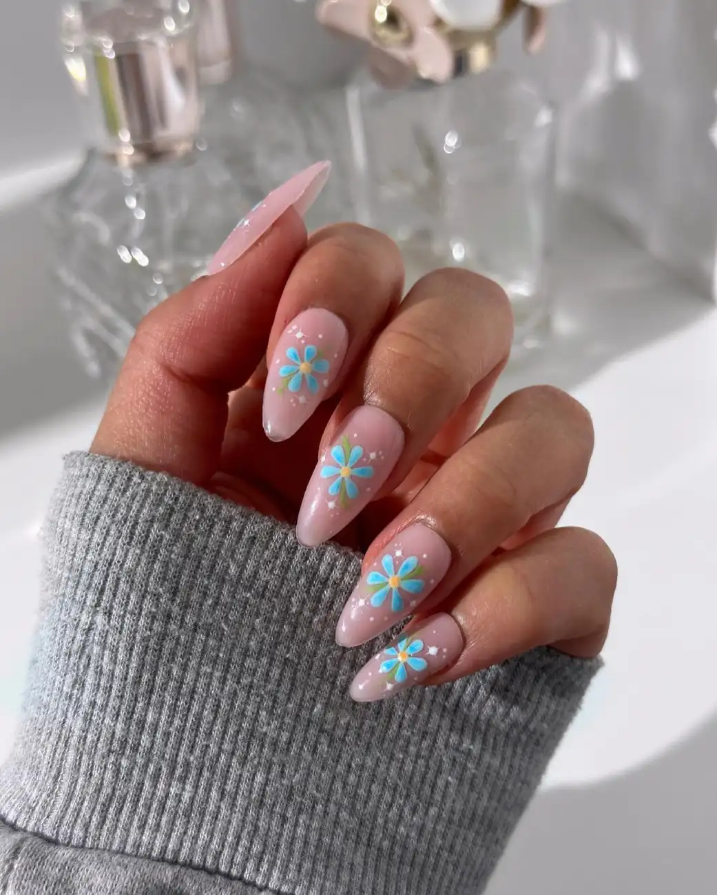 Blue daisy almond nails - Inspiration 3