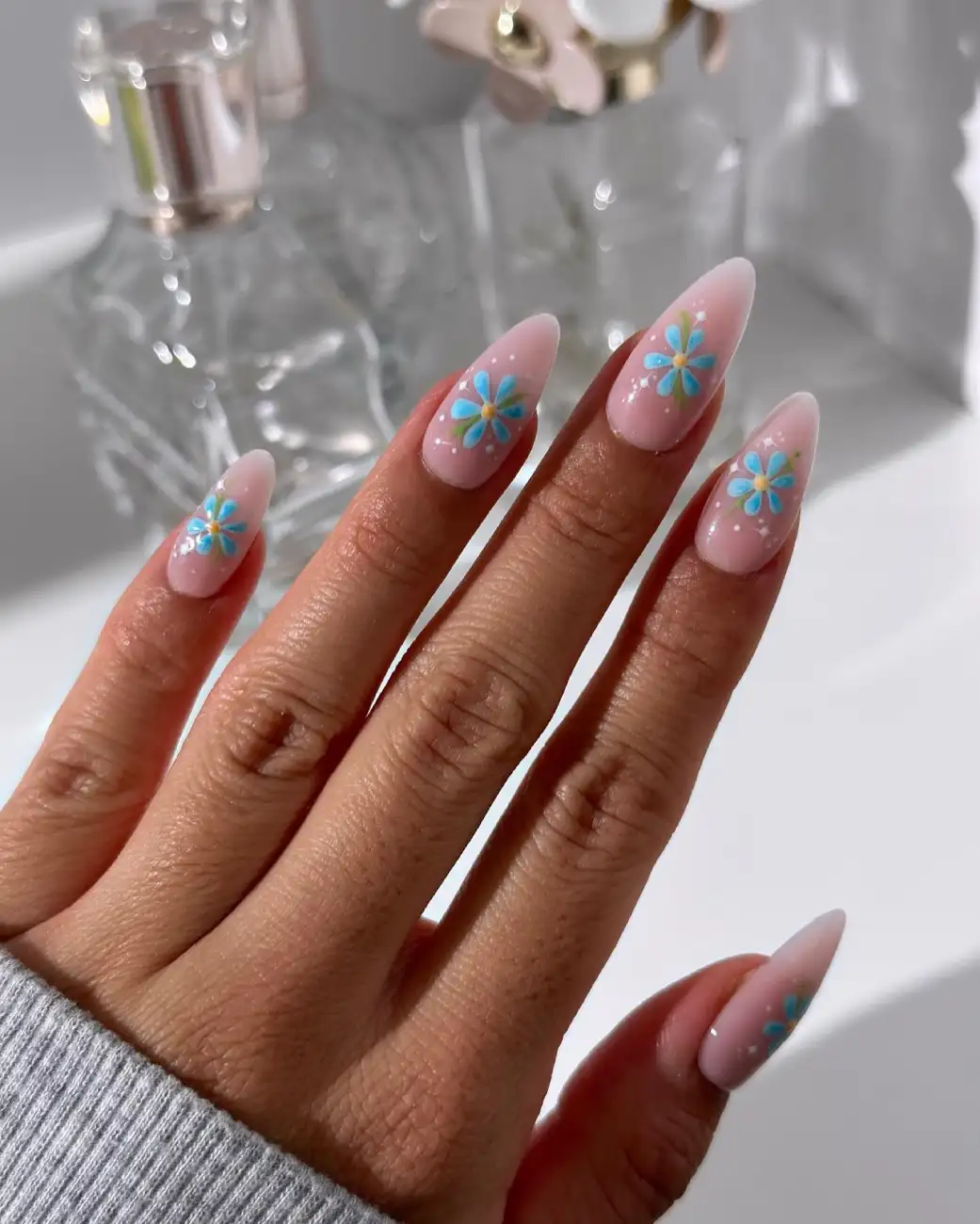 Blue daisy almond nails - Inspiration 4