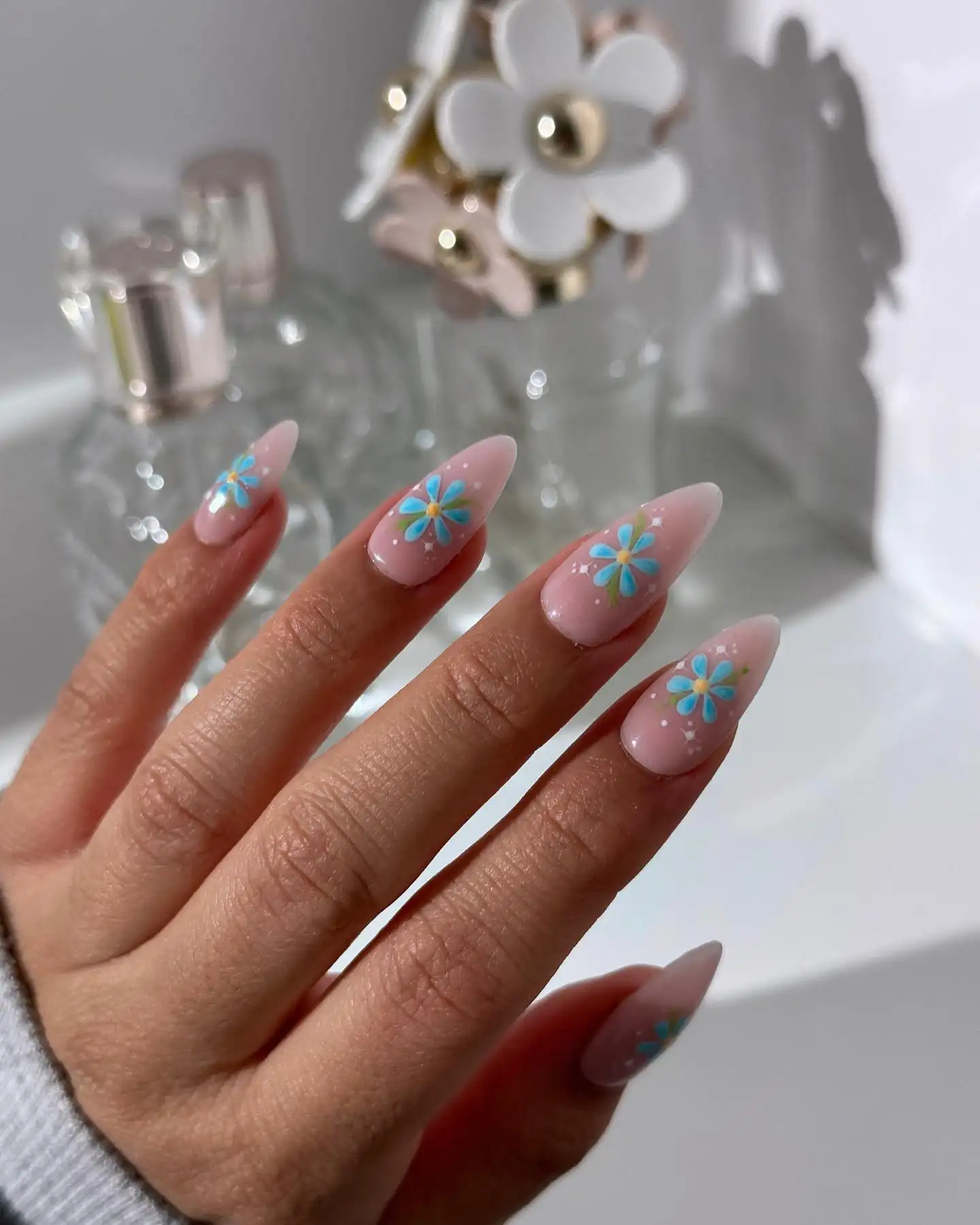 Blue daisy almond nails - Look 1
