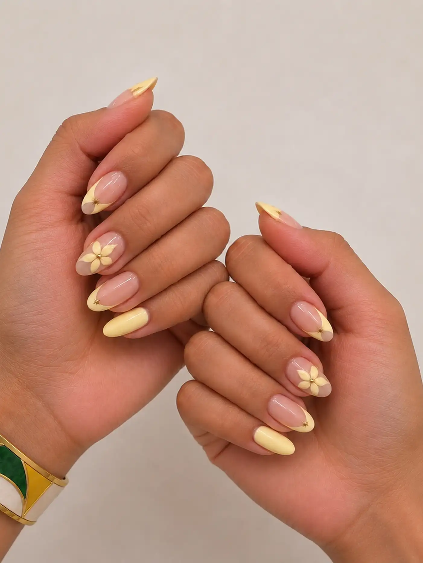 Butter yellow flower almond nails - Inspiration 2