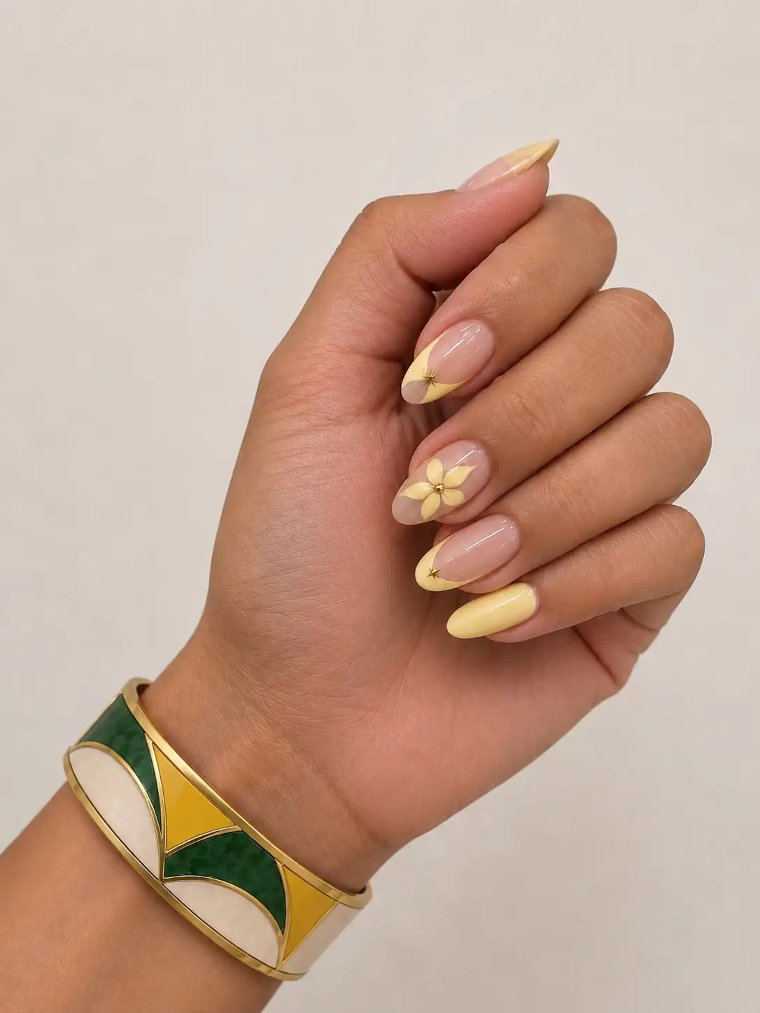 Butter yellow flower almond nails - Look 1
