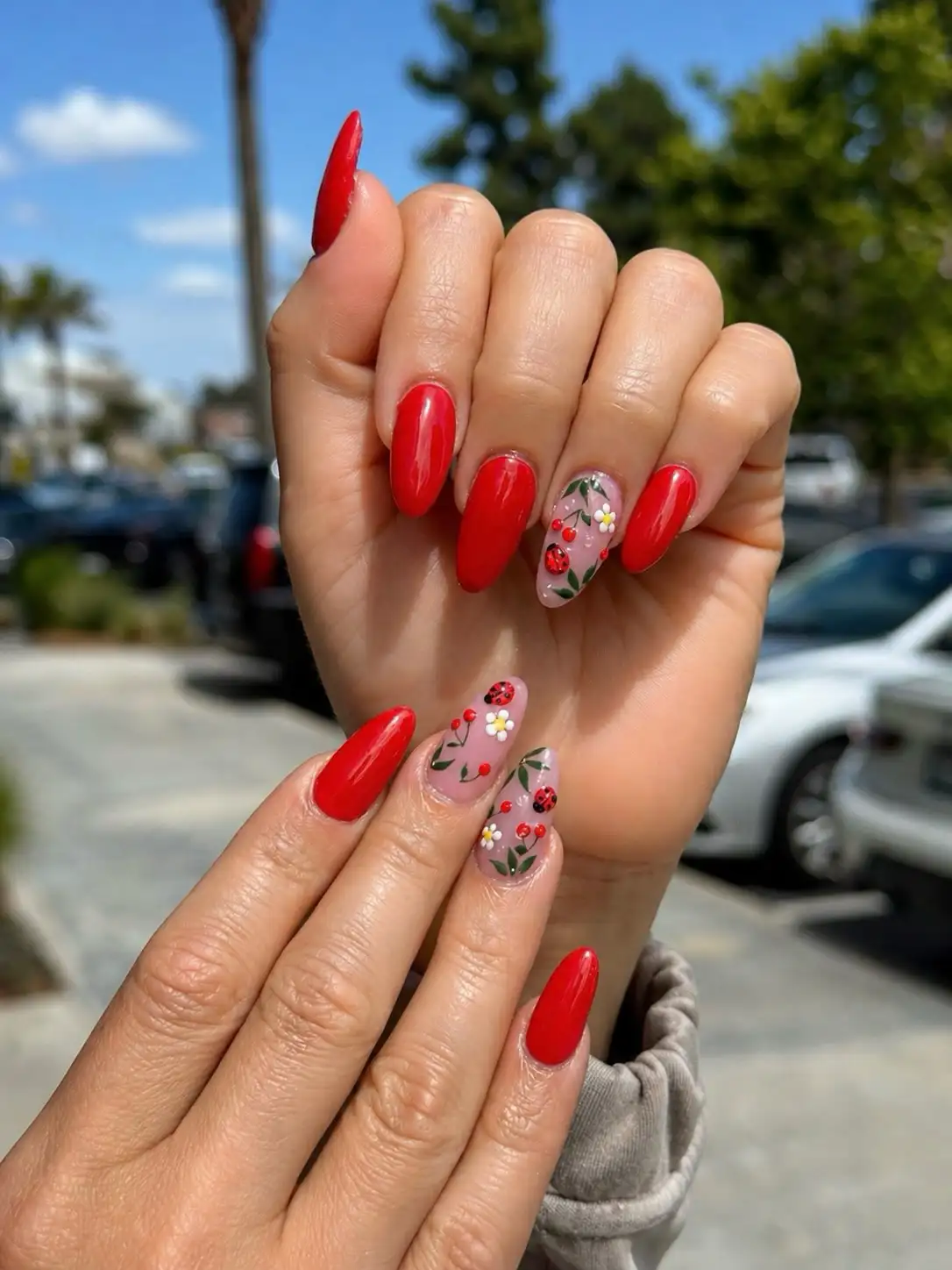 Red ladybug almond nails - Inspiration 2