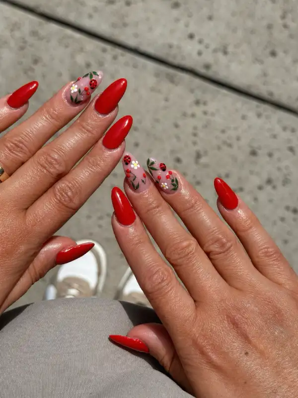 Red ladybug almond nails - Inspiration 3