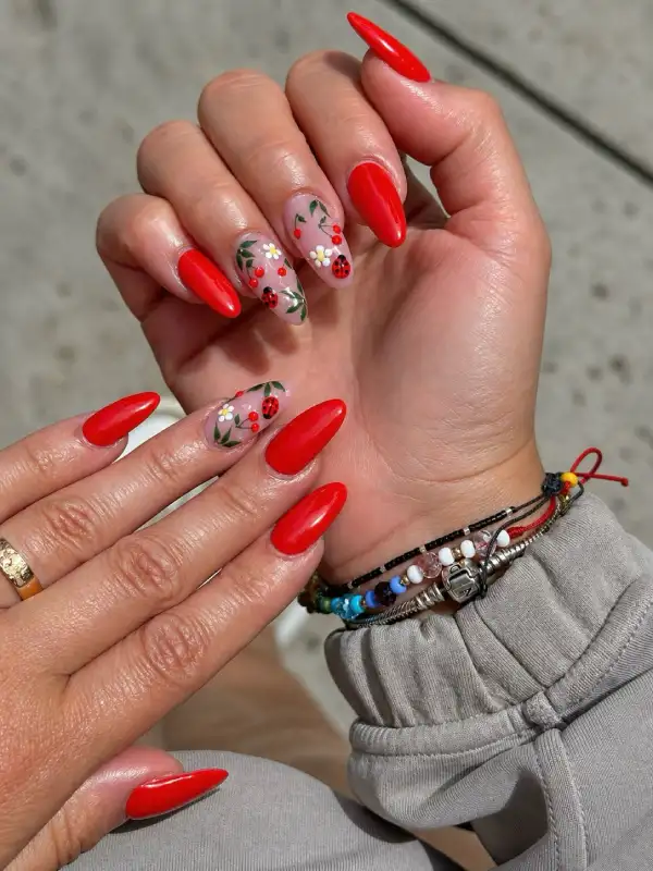 Red ladybug almond nails - Inspiration 4