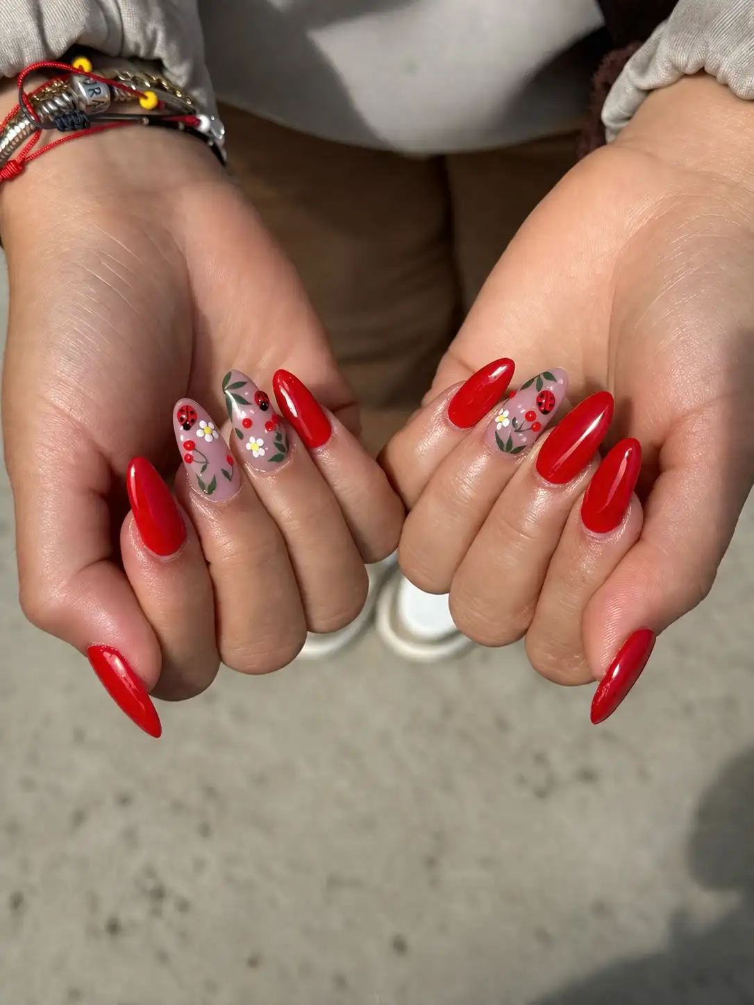 Red ladybug almond nails - Look 1