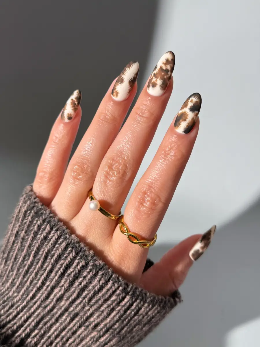 Brown and Cream Tie Dye Nails - Inspiration 3