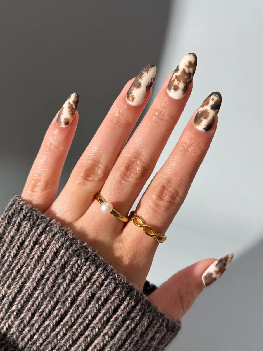 Brown and Cream Tie Dye Nails - Inspiration 4