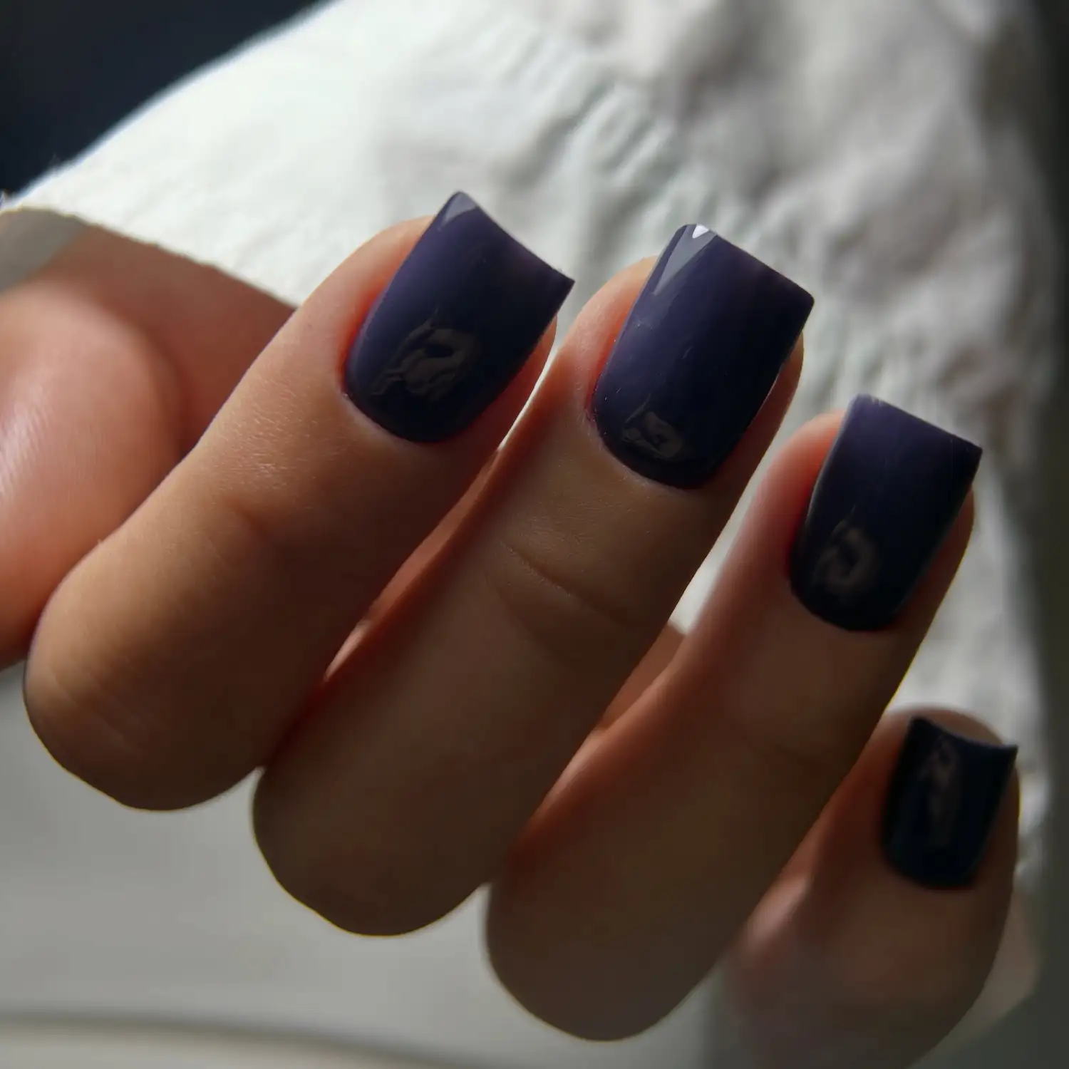 Glossy navy blue nails - Design 1