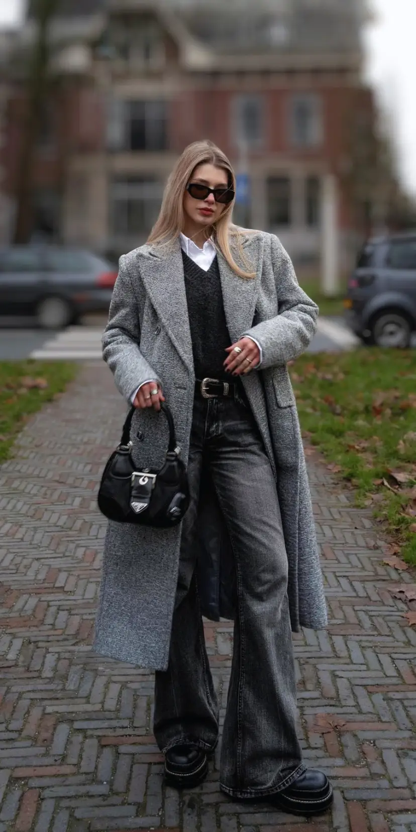 Oversized Grey Coat With Wide-Leg Jeans inspiration - Look 1