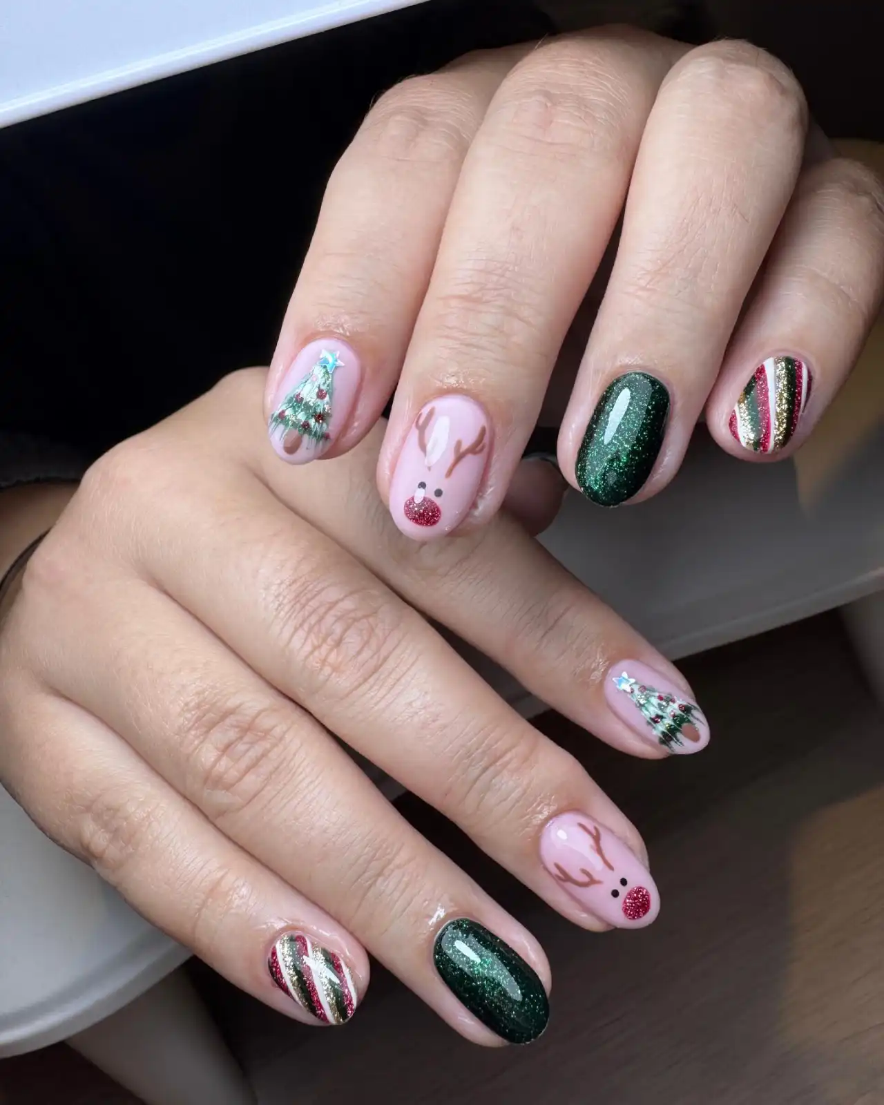 Pink and green reindeer Christmas nail inspiration, photo 2